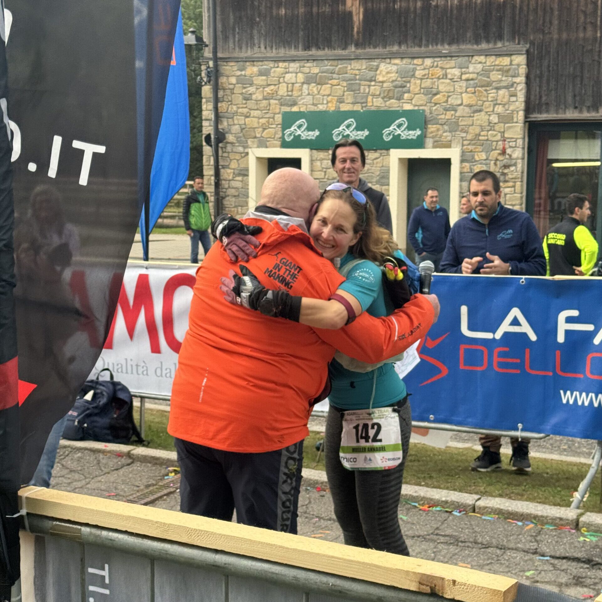 Annabel Müller beim Zieleinlauf vom Adamello Ultratrail über die 170 km auf Platz 10 der Damenwertung