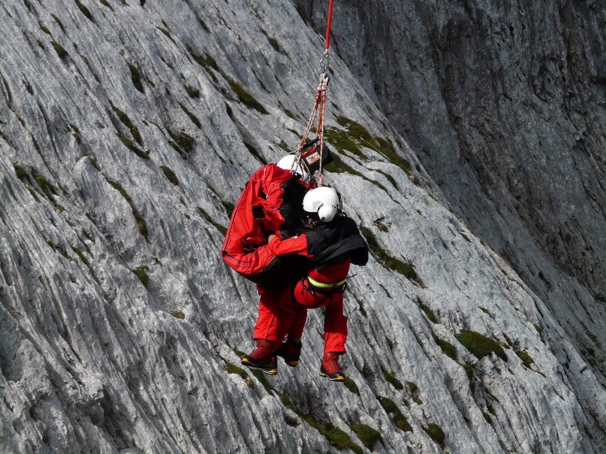 Bergrettung_Menschen_für_Prraeventionsberatung „Zwei Personen der Bergrettung im alpinen Gelände“